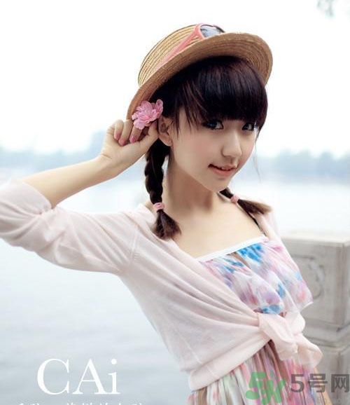 胸小的女生怎么穿衣服好看？胸小的女生怎么穿衣顯得胸大？