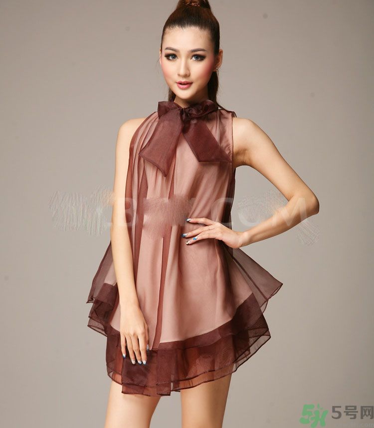 胸小的女生怎么穿衣服好看？胸小的女生怎么穿衣顯得胸大？