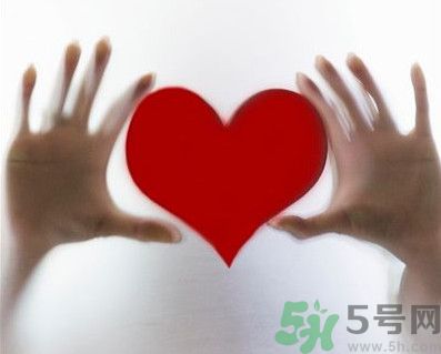舌頭顏色發(fā)紫是什么原因？舌頭白白的是怎么回事？