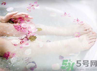 用涼水洗腳還是熱水洗腳好？為什么熱水比涼水洗腳要好？