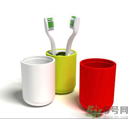 牙齦出血要換牙刷嗎？牙刷多久換一次好？