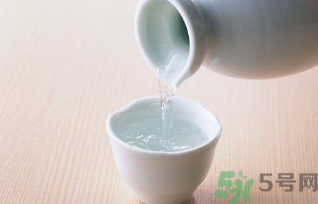 白酒能代替料酒做菜嗎？白酒可以用來(lái)做菜嗎？