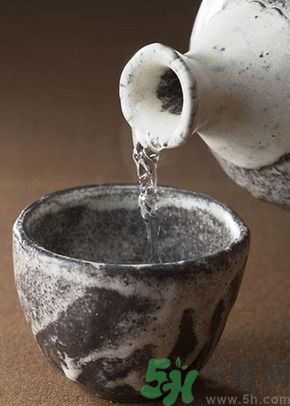 白酒能代替料酒做菜嗎？白酒可以用來(lái)做菜嗎？