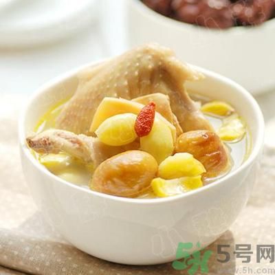 燉雞湯什么時(shí)候放鹽？燉雞湯不要先放鹽？