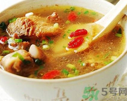 燉雞湯什么時(shí)候放鹽？燉雞湯不要先放鹽？