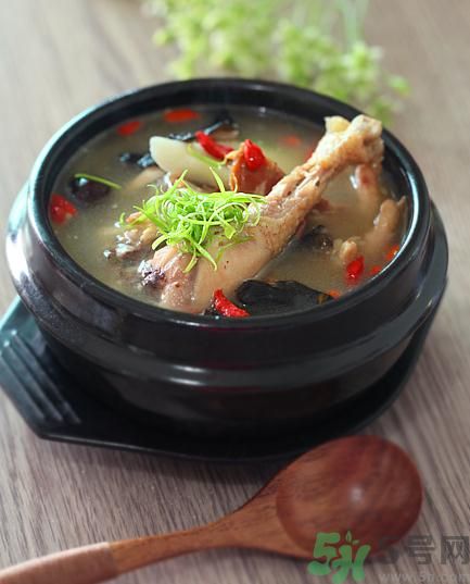 燉雞湯用冷水還是熱水？雞湯用冷水可以嗎？