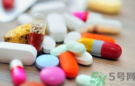 吃了感冒藥還可以喝咖啡嗎？感冒片和咖啡一起吃有什么影響？