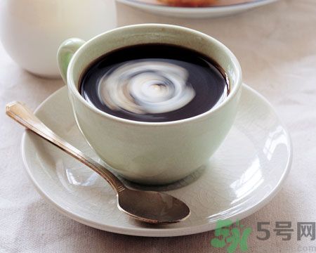 吃了感冒藥還可以喝咖啡嗎？感冒片和咖啡一起吃有什么影響？