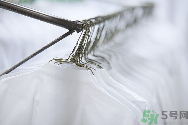 什么面料不容易皺？如何挑選不易皺的衣服？
