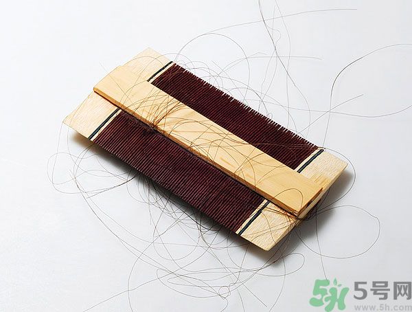 用哪種梳子不容易掉頭發(fā)？用什么梳子梳頭防掉發(fā)？