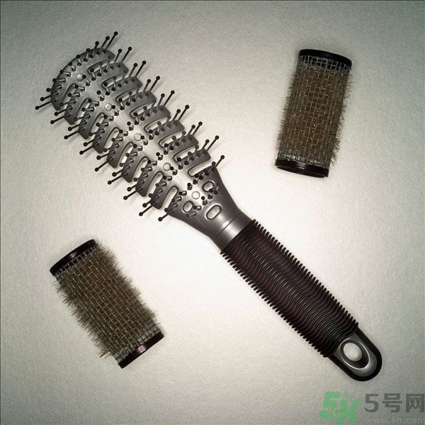 長(zhǎng)卷發(fā)應(yīng)該用什么梳子梳頭發(fā)？卷發(fā)用什么梳子最好？