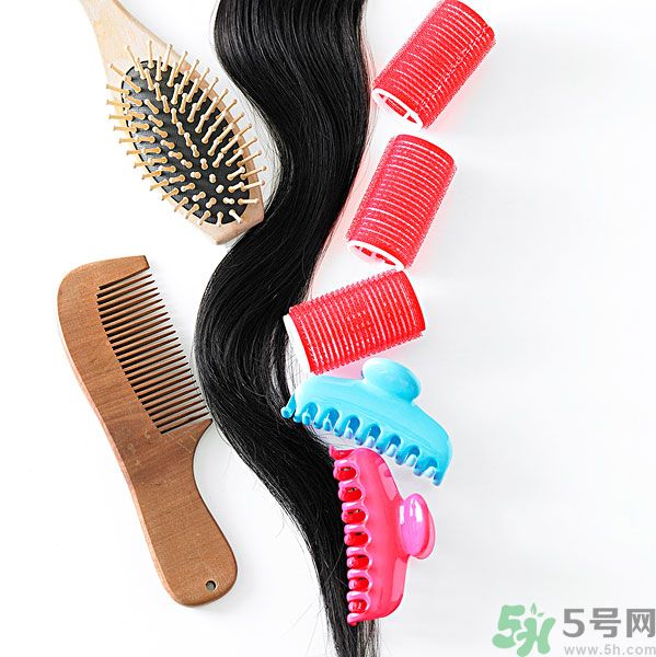 長(zhǎng)卷發(fā)應(yīng)該用什么梳子梳頭發(fā)？卷發(fā)用什么梳子最好？