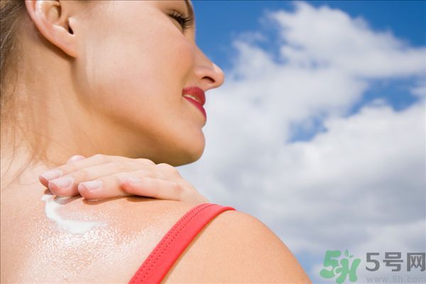 為什么涂了防曬霜還是會曬黑？涂防曬霜要注意什么？