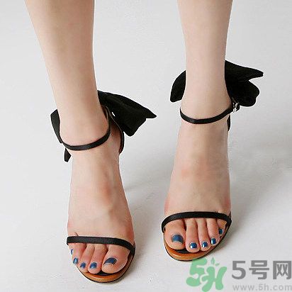 腳心長(zhǎng)水泡是怎么回事？腳心長(zhǎng)水泡怎么辦？