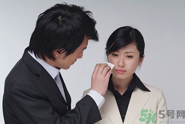 一生氣就流眼淚是怎么回事？生氣流淚怎么辦？