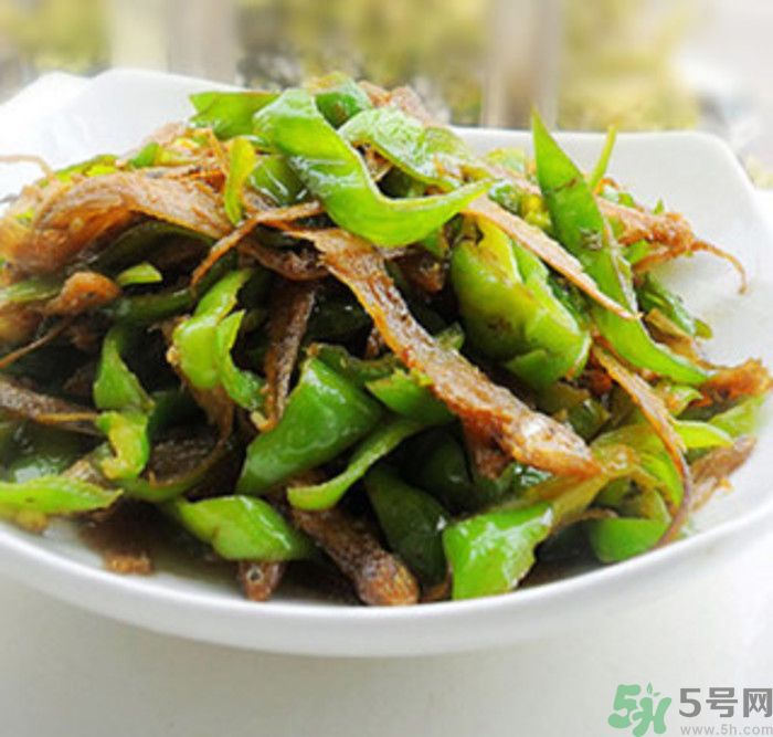 油燜干魚怎么做的？干魚怎么炒好吃？