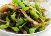 油燜干魚怎么做的？干魚怎么炒好吃？