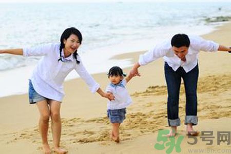 男童ktv熊抱強(qiáng)吻陪唱小姐是怎么回事？如何加強(qiáng)孩子的品德修養(yǎng)？