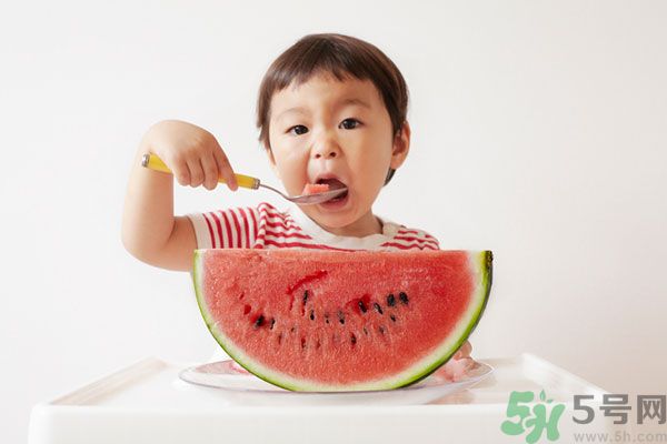 西瓜放冰箱可以放幾天？西瓜放冰箱隔夜能吃嗎？