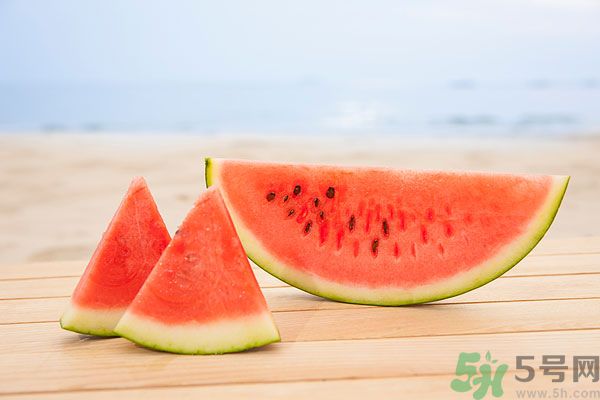 衣服上的西瓜汁怎么洗掉？怎么洗掉西瓜汁？
