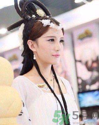 陜西最美媽媽是誰？陜西最美媽媽當(dāng)街哺乳被棄女嬰是怎么回事？