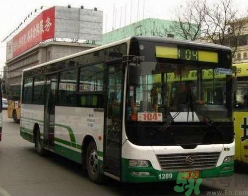 開蘭博基尼上下班的人是誰？開蘭博基尼上下班開的是哪輛公交車？