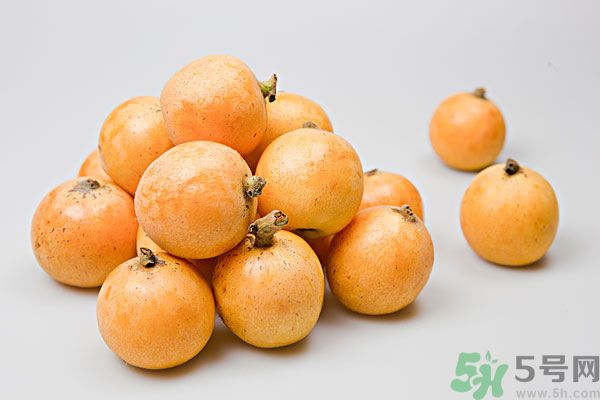枇杷能跟百合一起煮嗎？ 枇杷能和銀耳一起煮嗎？