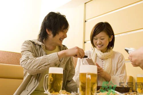 過期啤酒能喝嗎？過期啤酒喝了會(huì)怎么樣？