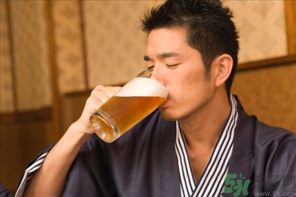過(guò)期啤酒能喝嗎？過(guò)期啤酒喝了會(huì)怎么樣？