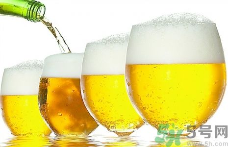 過(guò)期啤酒能喝嗎？過(guò)期啤酒喝了會(huì)怎么樣？