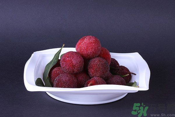 吃楊梅時可以喝茶嗎？吃楊梅時喝茶有什么壞處？