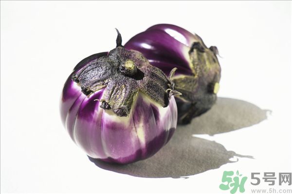 茄子里面有黑點能吃嗎？茄子里面黑了能吃嗎？