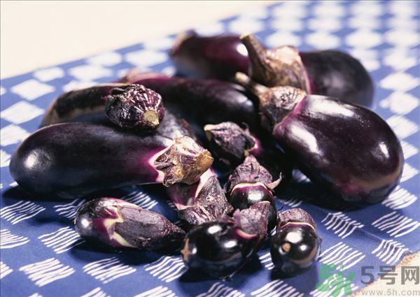 茄子里面發(fā)棕色能吃嗎？茄子里面有褐色能吃嗎？