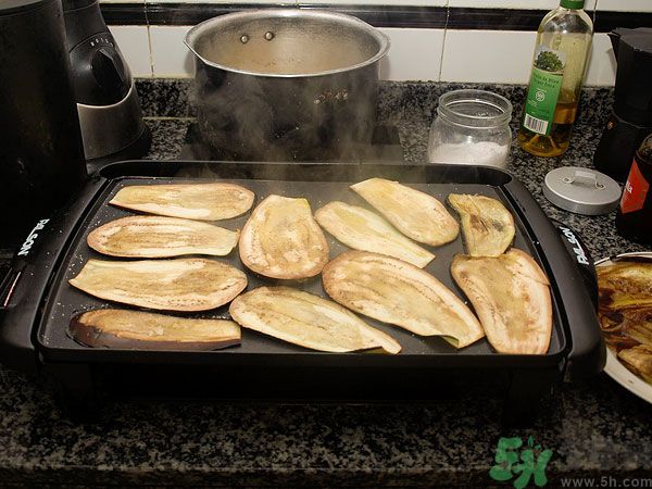 茄子里面發(fā)棕色能吃嗎？茄子里面有褐色能吃嗎？