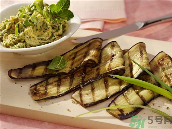 茄子里面發(fā)棕色能吃嗎？茄子里面有褐色能吃嗎？
