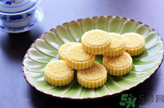 吃綠豆糕能喝啤酒嗎？吃綠豆糕喝啤酒好不好？