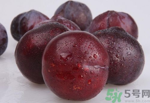 李子紅色甜還是黑色甜？李子黑色的比較甜嗎？