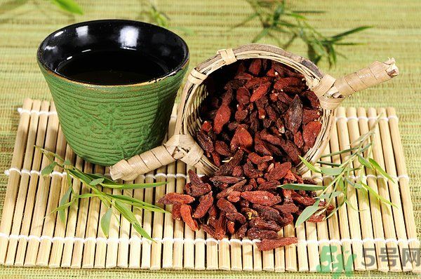 泡枸杞要用開水嗎？泡枸杞的水越熱越好嗎？