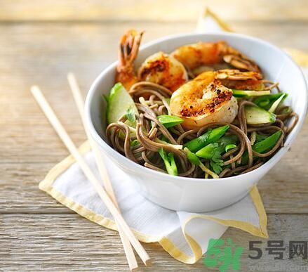 生菜可以和蝦一起吃嗎？生菜和蝦一起吃可以嗎？
