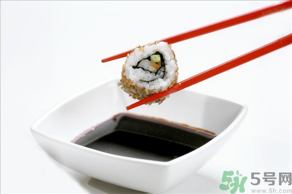老抽和生抽的區(qū)別方法？怎么區(qū)分生抽和老抽？