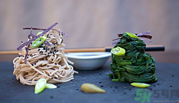 涼拌生菜放生抽還是老抽？涼拌菜放什么醬油好？