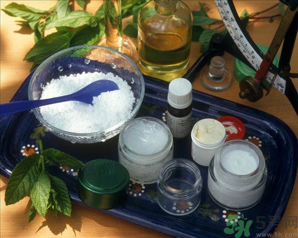 去年沒用完的防曬霜今年還能用嗎？擦護(hù)膚品直接用手取好嗎？