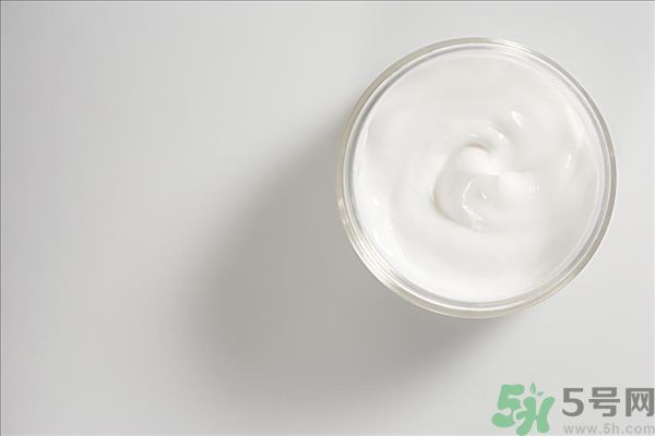 去年沒用完的防曬霜今年還能用嗎？擦護(hù)膚品直接用手取好嗎？