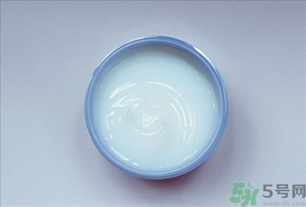去年沒用完的防曬霜今年還能用嗎？擦護(hù)膚品直接用手取好嗎？