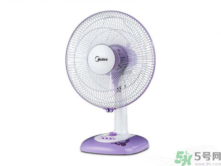 電風扇應該對著頭吹還是對著腳吹？電扇對著頭吹和對著腳吹哪一個更容易感冒？