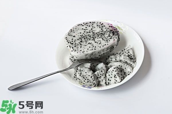 火龍果外面發(fā)霉了里面還能吃么？火龍果外皮爛了還能吃嗎？