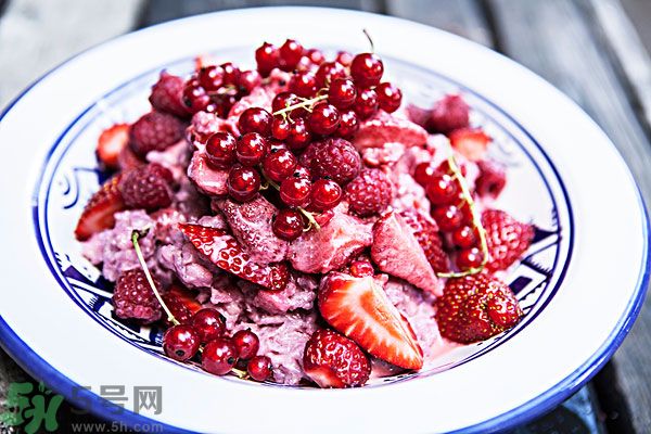 草莓和什么榨汁好喝？草莓榨汁搭配什么好？