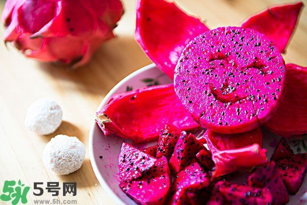 火龍果外面發(fā)霉了里面還能吃么？火龍果外皮爛了還能吃嗎？