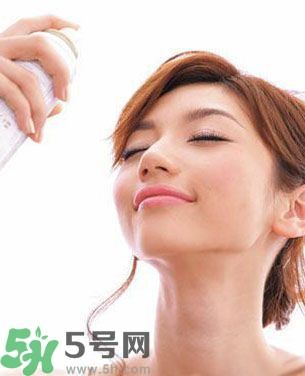 夏天臉油怎么辦？臉油怎么補妝？
