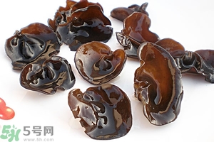 木耳能用開水泡嗎？泡木耳用熱水還是涼水好？